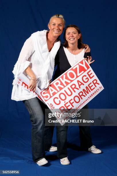 Of Presidential Elections: Sarkozy Generation. Photo studio : Anne 39a agent immobilier et Anne 34 ans avocate posant avec une affiche 'Sarkozy le...