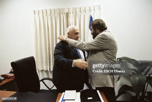 Meeting Ariel Sharon - Marek Halter. Le premier ministre israélien Ariel SHARON interviewé par Marek HALTER dans son bureau au quartier ministériel...