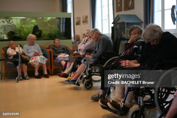 Retirement Homes. La maison de retraite publique de Saint Aile à REBAIS : groupes de femmes dans une pièce, assises dans des fauteuils ou dans leurs...