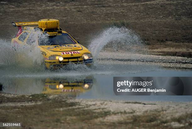 The Paris Dakar Rally Raid 1991. En Afrique, en janvier 1991, lors de la 13e édition du RALLYE RAID DU PARIS DAKAR, l'équipe CITROEN CAMEL, la...