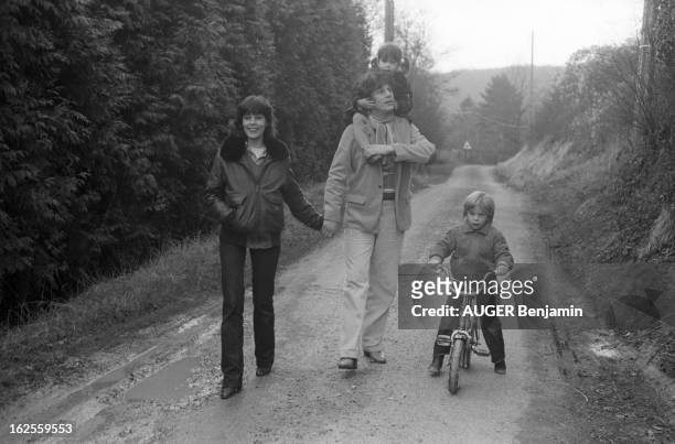 Rendezvous With Gerard Lenorman. Gérard LENORMAN avec son épouse Caroline et leurs enfants Mathieu et Justine, mars 1979.
