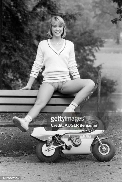 Joelle Mogensen With Her Yamaha Motorcycle 'Pocket Bike' In Bois De Boulogne. Paris, octobre 1979 : la chanteuse Joëlle MOGENSEN, qui veut se lancer...