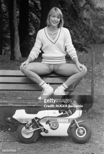 Joelle Mogensen With Her Yamaha Motorcycle 'Pocket Bike' In Bois De Boulogne. Paris, octobre 1979 : la chanteuse Joëlle MOGENSEN, qui veut se lancer...