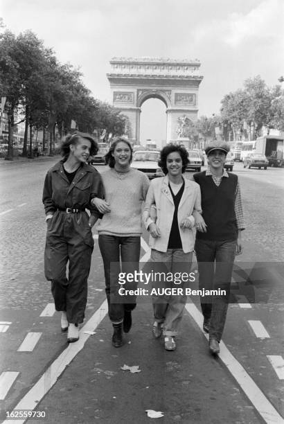 Rendezvous With Joelle Mogensen And Her Sisters On The Champs-Elysees In Paris. Paris, novembre 1979 : séance photo avec la chanteuse Joëlle MOGENSEN...