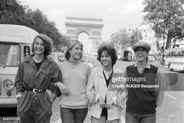 Rendezvous With Joelle Mogensen And Her Sisters On The Champs-Elysees In Paris. Paris, novembre 1979 : séance photo avec la chanteuse Joëlle MOGENSEN...