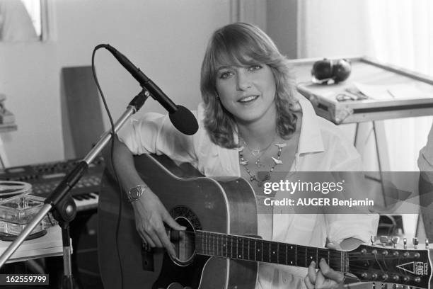 Rendezvous With Joelle Mogensen In Paris. Paris, octobre 1981 : Joëlle MOGENSEN, ancienne chanteuse du groupe Il était une fois, enregistre en...