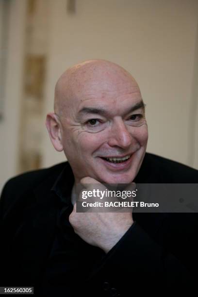 Rendezvous With Jean Nouvel. Jean NOUVEL pose pour Paris Match avec son équipe dans l'atelier de maquettes de son cabinet d'architecte à PARIS près...