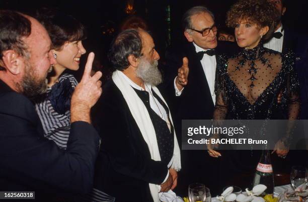 First Of The Film Yentl By Barbra Streisand In Paris. Barbra STREISAND à PARIS Paris pour la sortie de son film 'YENTL' : le dîner donné chez Maxim's...