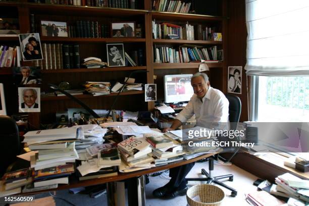 Rendezvous With Dominique Strauss-Kahn. Attitude souriante de Dominique STRAUSS-KAHN travaillant dans son bureau où règne un savant désordre, dans...