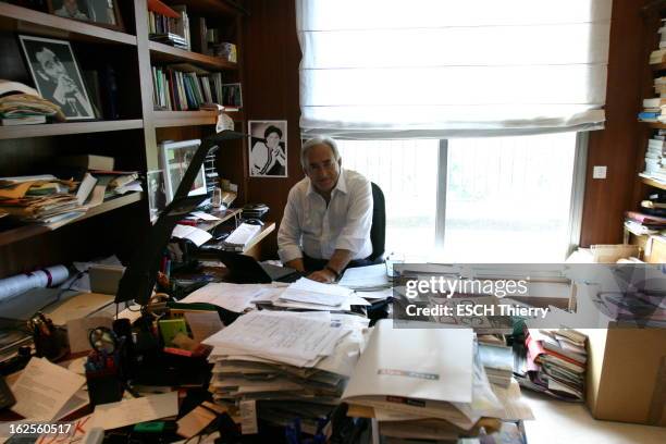 Rendezvous With Dominique Strauss-Kahn. Attitude souriante de Dominique STRAUSS-KAHN assis devant son ordinateur portable dans son bureau où règne un...
