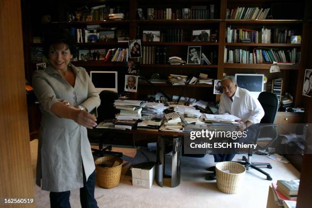 Rendezvous With Dominique Strauss-Kahn. Attitude souriante de Dominique STRAUSS-KAHN assis dans son bureau où règne un savant désordre, dans son...