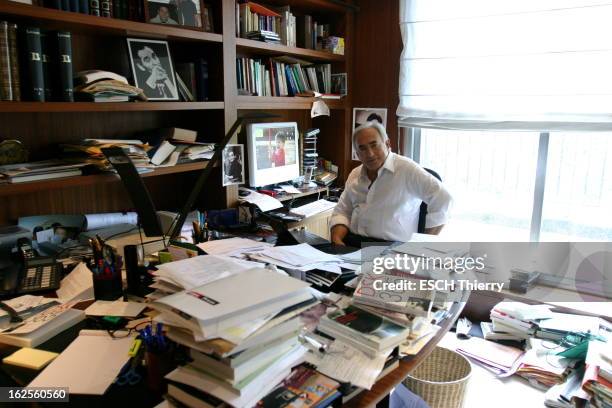 Rendezvous With Dominique Strauss-Kahn. Attitude souriante de Dominique STRAUSS-KAHN assis devant son ordinateur portable dans son bureau où règne un...