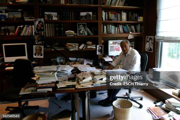 Rendezvous With Dominique Strauss-Kahn. Attitude souriante de Dominique STRAUSS-KAHN assis dans son bureau où règne un savant désordre, dans son...