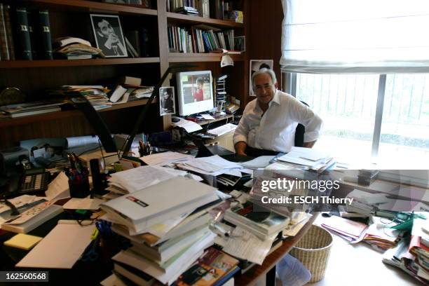 Rendezvous With Dominique Strauss-Kahn. Attitude souriante de Dominique STRAUSS-KAHN assis dans son bureau où règne un savant désordre, dans son...