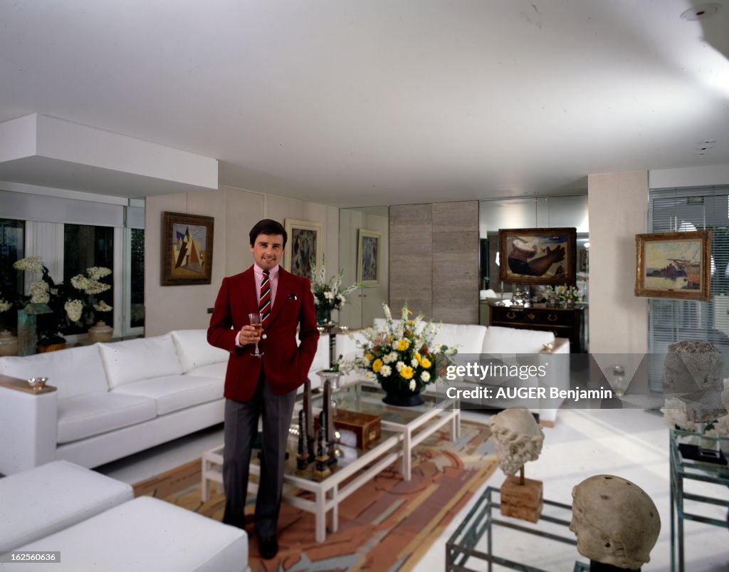 Rendezvous With Thierry Le Luron In His New Apartment. En France, à... News Photo - Getty Images