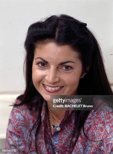 Rendezvous With Darie Boutboul. Paris - 3 Octobre 1985 - Chez elle, Darie BOUTBOUL, fille de Marie -Élisabeth CONS - BOUTBOUL, connue pour le meurtre...