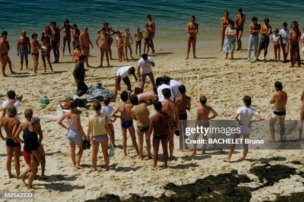 The Life Guards Of The Atlantic Ocean Beaches. En France, sur la plage d'Arcachon, en aout 1984, au bord de l'océan Atlantique, lors d'un reportage,...