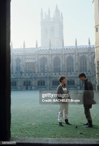 Keren Ann. En Angleterre, à Oxford, en janvier 1984, lors d'un reportage sur l'université, deux étudiants, discutant, dans une cour du Magdalen...