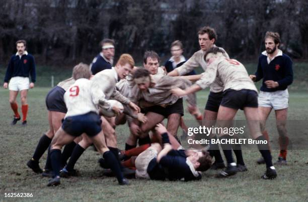 Keren Ann. En Angleterre, à Oxford, en janvier 1984, lors d'un reportage sur l'université, les étudiants jouant au rugby..