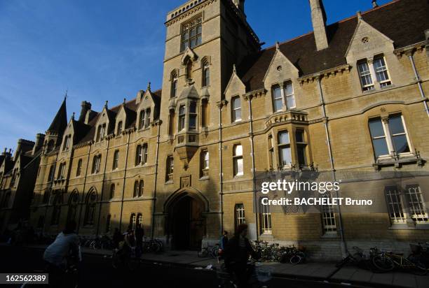 Keren Ann. En Angleterre, à Oxford, en janvier 1984, lors d'un reportage sur l'université, l'entrée du bâtiment, des vélo garés devant, des étudiants...