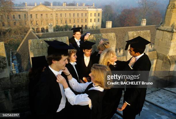 Keren Ann. En Angleterre, à Oxford, en janvier 1984, lors d'un reportage sur l'université, des étudiants en tenue de cérémonie de remise des...