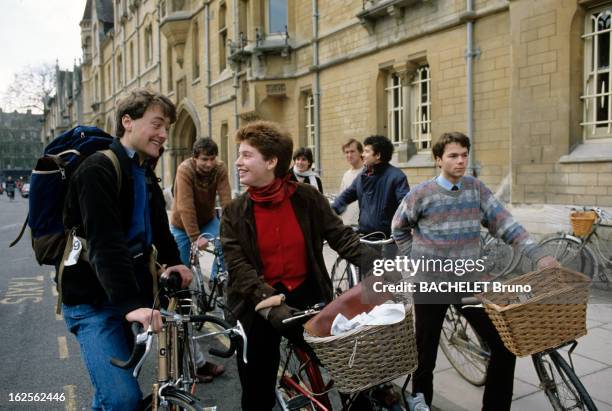 Keren Ann. En Angleterre, à Oxford, en janvier 1984, lors d'un reportage sur l'université, l'entrée du bâtiment, des étudiants arrivant, assis sur...