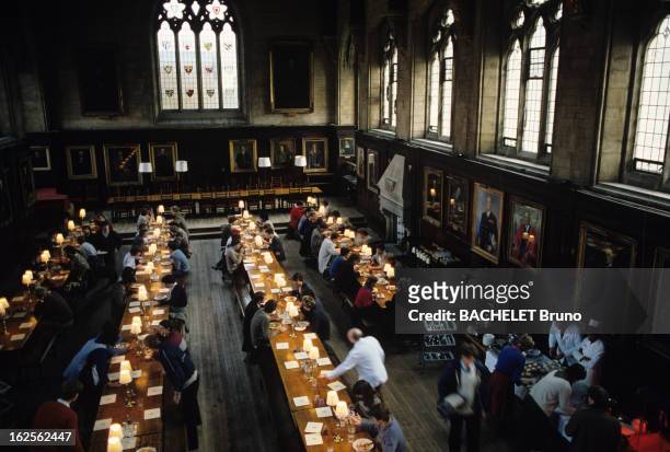 Keren Ann. En Angleterre, à Oxford, en janvier 1984, lors d'un reportage sur l'université, des étudiants déjeunant dans un réfectoire du Balliol...