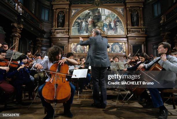 The University Of Heidelberg. En Allemagne, à Heidelberg, en janvier 1984, lors d'un reportage dans l'université, les étudiants jouant de la musique...