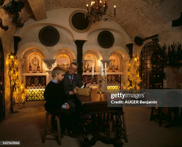 Rendezvous With Claude Terrail, Owner Of 'La Tour D'Argent'. En France, à Paris, le 17 décembre 1990, au restaurant la Tour d'Argent, Claude TERRAIL,...