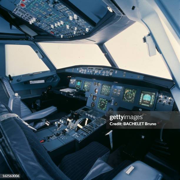 Airbus A320. Toulouse - 26 Avril 1987 - L'Airbus A 320: vue d'intérieur du cokpit et du tableau de bord intégrant les technologies de pointe...