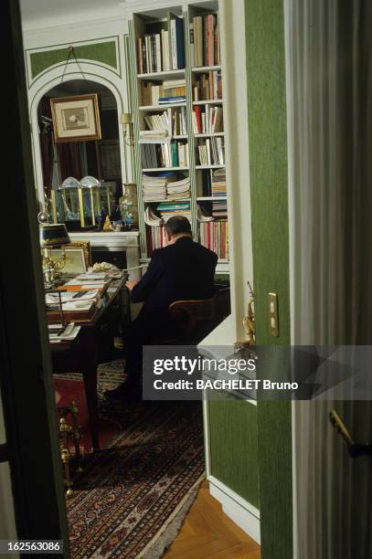 Rendezvous With Raymond Barre. Paris - Avril 1988 - Chez lui, dans son quartier du Champs de Mars, Raymond BARRE, député du Rhône, de dos,...