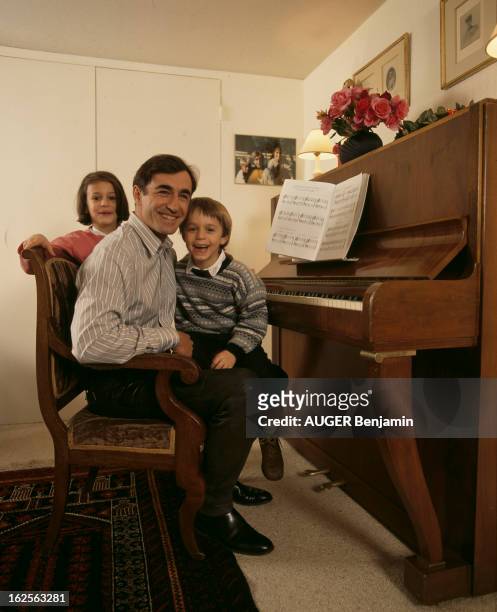 Rendezvous With Christophe Malavoy With Family. En France, à Paris, le 13 janvier 1992, Christophe MALAVOY, acteur, en famille, souriant assis devant...