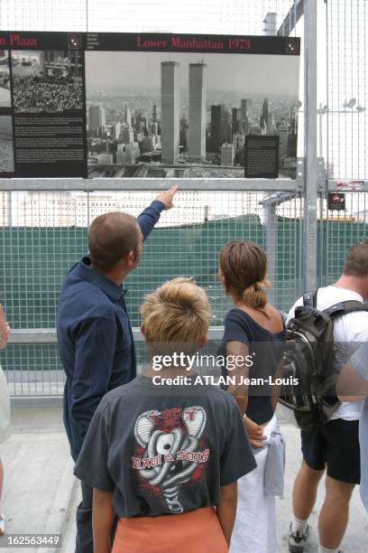 New York, Two Years After The Bombing Of The World Trade Center. Passants et touristes devant le "Ground Zero" entouré de grilles couvertes de...