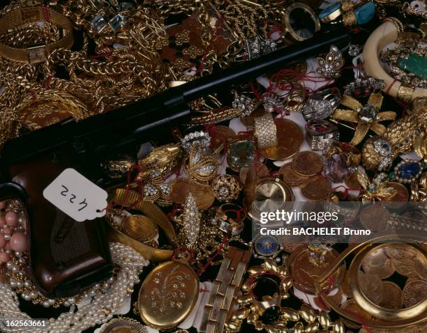 Neuilly Police Exhibits The Spoils Discovered In House In Chatenay Malabry. Neuilly - 25 Juillet 1985 - Butin découvert dans un pavillon de Chatenay...
