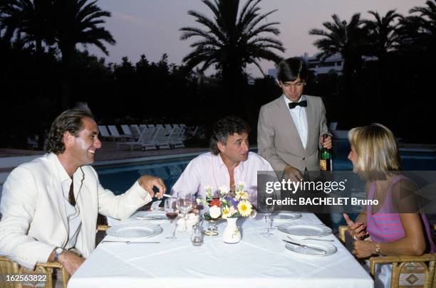 Restaurants In Marbella. Marbella - Août 1985 - Restaurants de Marbella: des clients à table au restaurant ALCAZABA, en terrasse près d'une piscine..