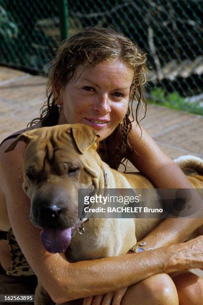 Rendezvous With Beatrice De Hardenberg. Marbella - Août 1985 - Chez elle, la comtesse Béatrice DE HARDENBERG, duchesse de SEVILLE avec son chien...