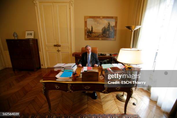 Rendezvous With The Governor Of The Bank Of France. Attitude du gouverneur de la Banque de France Christian NOYER assis à sa table de travail dans...