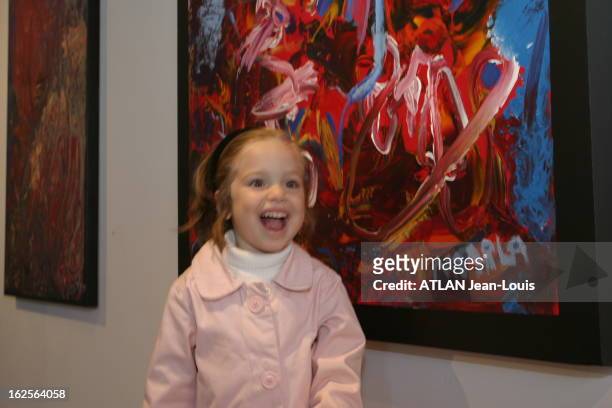 Marla Olmstead, Painting Young Genius. Marla OLMSTEAD 4 ans, "petit genie" de la peinture , pose devant une de ses toiles. Elle expose dans une...