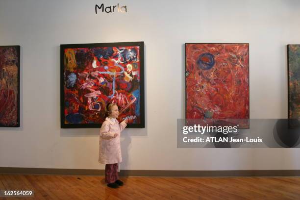 Marla Olmstead, Painting Young Genius. Marla OLMSTEAD 4 ans, "petit genie" de la peinture , pose devant ses oeuvres. Elle expose dans une galerie de...