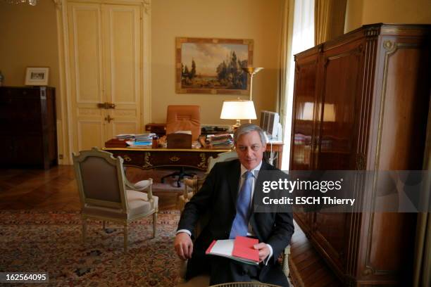 Rendezvous With The Governor Of The Bank Of France. Le gouverneur de la Banque de France Christian NOYER posant dans son bureau à Paris.