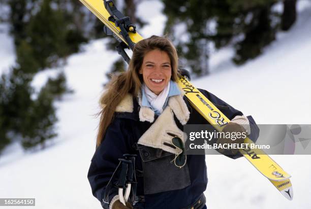 Grand White Raid In The Alps. Alpes, Station des Arcs - Mars 1986 - Lors du Grand Raid Blanc dans les Alpes: Susann FOURNAIS, l'épouse de coeur de...