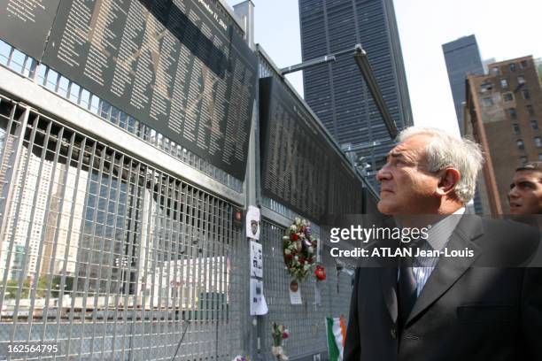 Dominique Strauss-Kahn In New York. Dominique STRAUSS-KAHN, candidat à l'investiture du PS, lit les noms des victimes de l'attentat du World Trade...