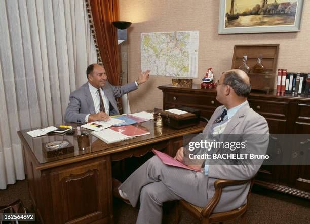 Serge Dassault In His Electronic Company. Paris - Octobre 1986 - Serge DASSAULT à la direction de sa société d'électronique spécialisée montrant une...