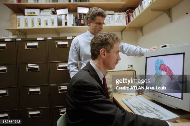 Teachers Richard Wyatt And Joseph Sodroski, Specialists Of Research On Aids At The Dana Faber Cancer Institute In Boston. Boston - 22 juin 1998 - Les...