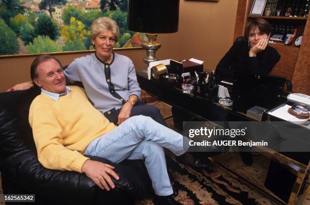 Albert Uderzo At Home With Family. En France, le 7 novembre 1994, Albert UDERZO, dessinateur, avec son épouse Ada UDERZO, chez eux, assis dans un...