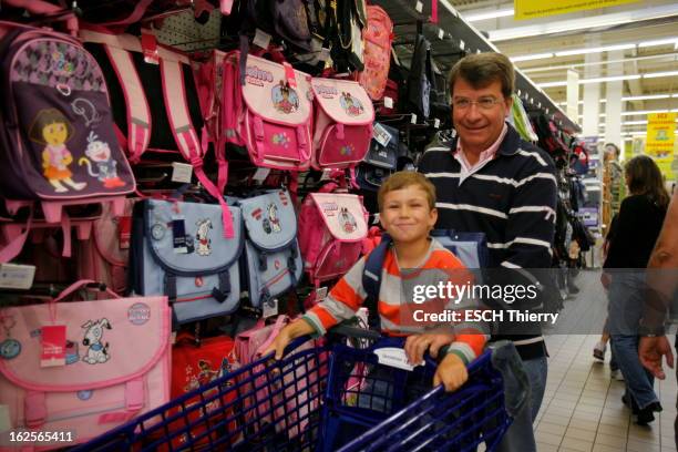 Xavier Darcos Prepare The Back To School. Vendredi 22 août 2008, Xavier DARCOS, ministre de l'Education nationale, accompagne son fils Gabriel, 7...