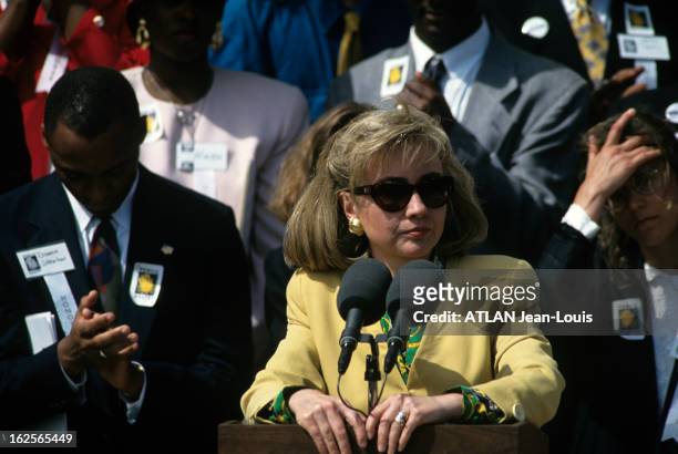 Hillary Clinton Announces Her Healthcare Reform Proposal. Septembre 1993- A l'occasion de la présentation du projet de réforme du système de santé...