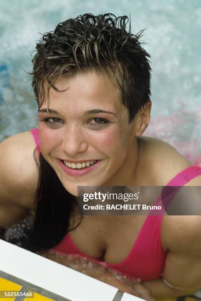 Judo European Champions Women 1987. France - 17 Mai 1987 - Les Championnes d'Europe de Judo: portrait d'Isabelle PAQUE souriante dans la piscine .