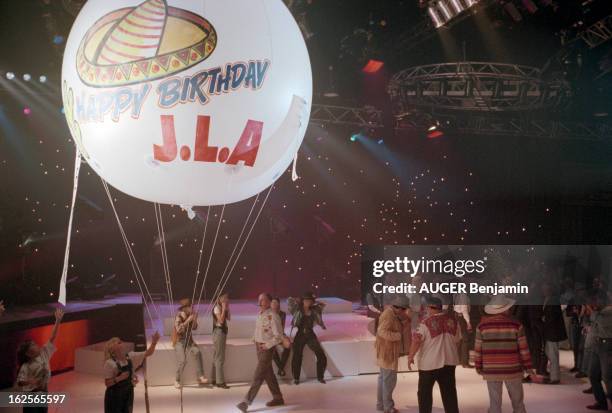 Jean Luc Azoulay, Ceo Of Ab Production Celebrates His Birthday On The Set Of 'Club Dorothee'. Octobre 1994, Jean Luc AZOULAY, producteur fête son...