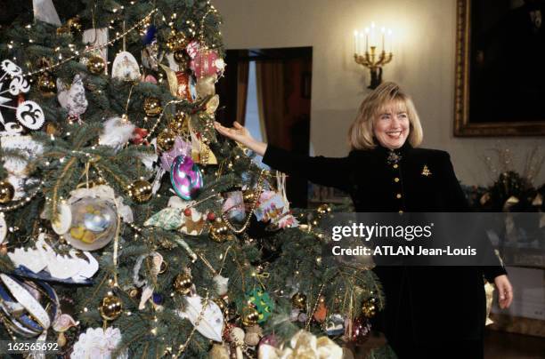 Hillary Clinton Presents The Christmas Decoration Of The White House. Washington- 5 décembre 1994- A l'occasion des fêtes de fin d'année, Hillary...